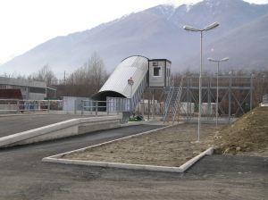 Nastro trasportatore per rifiuti ZC2114 con rampa in calcestruzzo