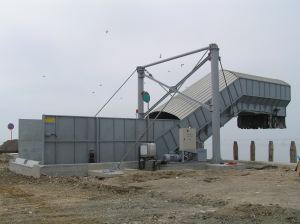 Nastro trasportatore per rifiuti ZC2114 in aggetto sul mare per carico chiatte, vista destra.