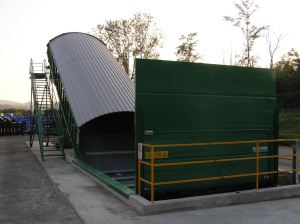 Nastro trasportatore per rifiuti ZC2114 infossato e con caricamento laterale.