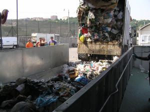 Nastro trasportatore per rifiuti ZC2114 - veicolo compattatore per la raccolta con la portella aperta che scarica sul nastro.