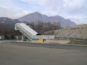 Nastro trasportatore per rifiuti ZC2114 con rampa in calestruzzo vista laterale.